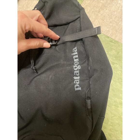 Patagonia Hiking Outdoor Bag Atom Sling 8L, Black, One Size Crossbody Black - Picture 2 of 11